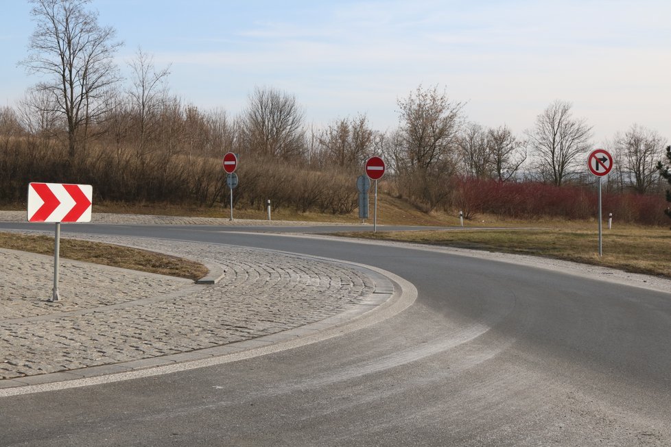 Protisměrný nájezd na dálnici je na většině míst v ČR označen dvojicí cedulí. Kdo je přehlédne, což je na kruhovém objezdu možné, o chybě už se nedozví