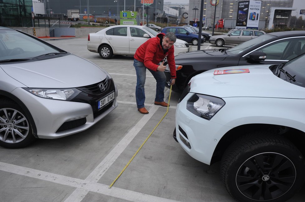 Na střeše Centra Černý Most odpovídají rozměry parkovacích stání aktuálně platné normě