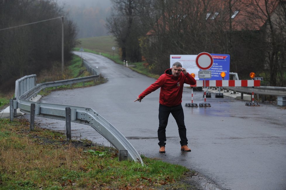 Opravený první mostek je široký, silnice však úzká