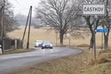 Úsek mezi cedulemi měří asi sedmdesát metrů. Přímo u silnice stojí jen jeden dům, ostatní jsou úplně mimo.