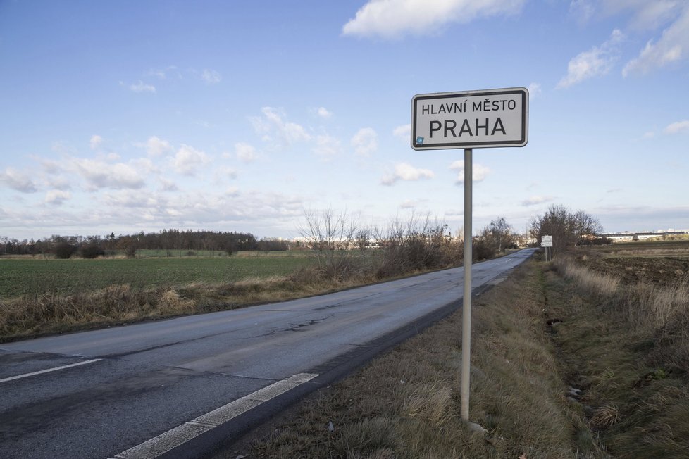 Hlavní město si stanovilo vlastní pravidla pro umístění značek. Nepochopili jsme, proč musíme ještě dlouhé stovky metrů v polích dodržovat padesátku.