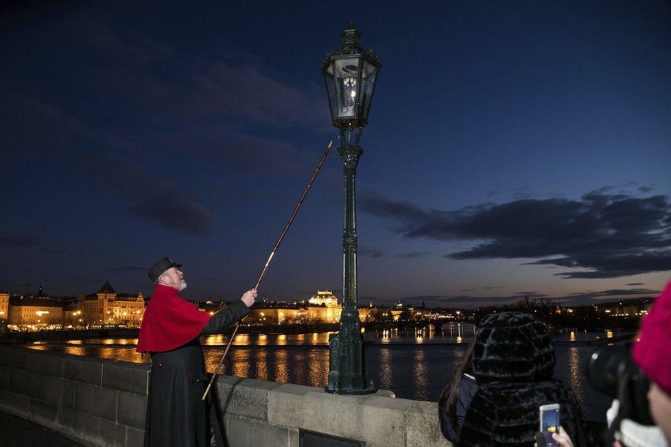 I když by se mohlo zdát, že se jedná o lehkou práci, na které nejde nic zkazit, není to tak. Často do lamp i za jeden den nalezou pavouci nebo mušky, ucpou přívod vzduchu, a lampy pak mívají problém se rozsvítit. Proto je důležitá i jejich údržba ve dne. (Ilustrační foto)