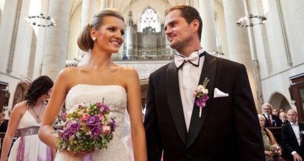 Veronika se za Milana Procházku provdala 9. července 2011.