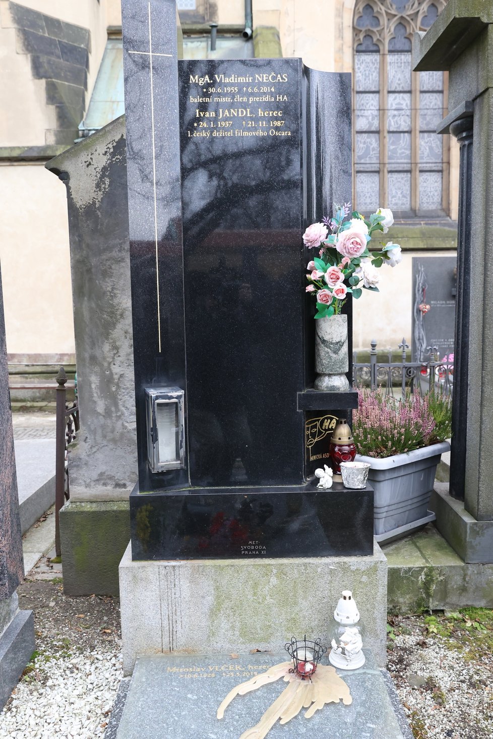 Ve společném hrobě už odpočívá herec Ivan Jandl a  baletní mistr Vladimír Nečas.