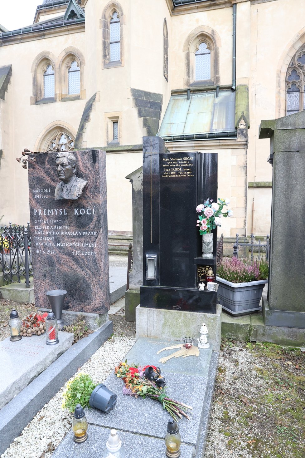 Ve společném hrobě už odpočívá herec Ivan Jandl a  baletní mistr Vladimír Nečas.