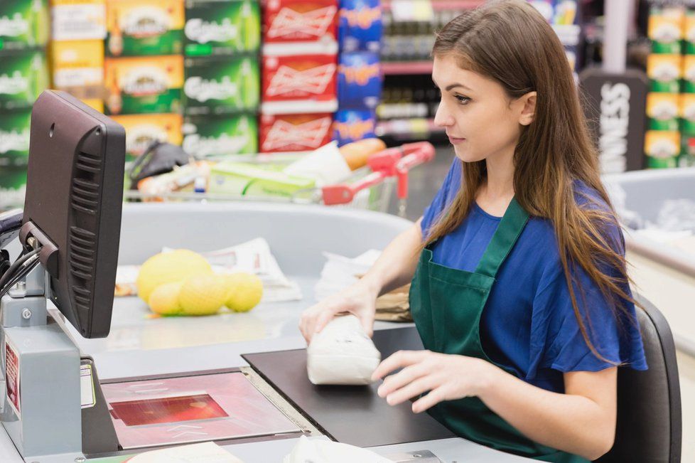 Prodavači a pokladní řady supermarketů si od soboty přilepší.