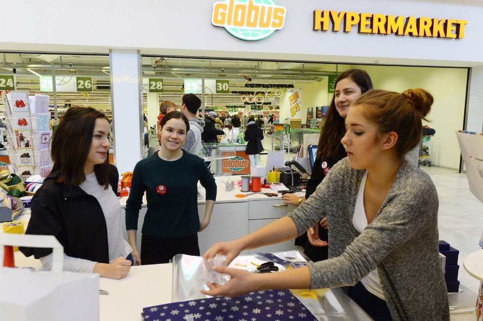 Prodavači a pokladní řady supermarketů si od soboty přilepší.