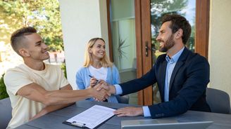 Vybíráte realitního makléře? Pozor na triky, kvůli kterým můžete přijít o miliony Vybíráte realitního makléře? Pozor na triky, kvůli kterým můžete přijít o miliony