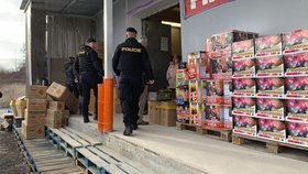 Policisté s celníky a inspekcí si došlápli na prodejce pyrotechniky.