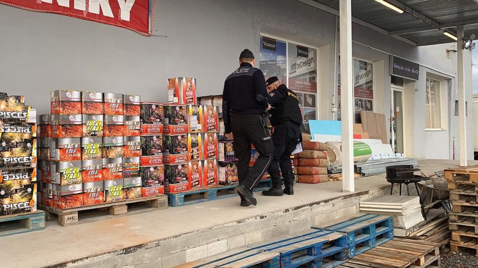 Policisté s celníky a inspekcí si došlápli na prodejce pyrotechniky.