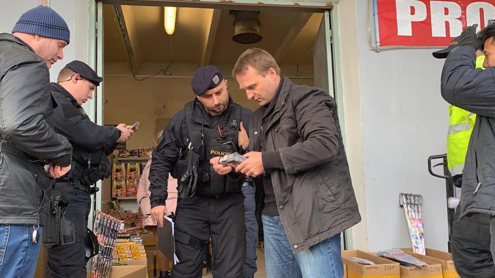 Policisté s celníky a inspekcí si došlápli na prodejce pyrotechniky.