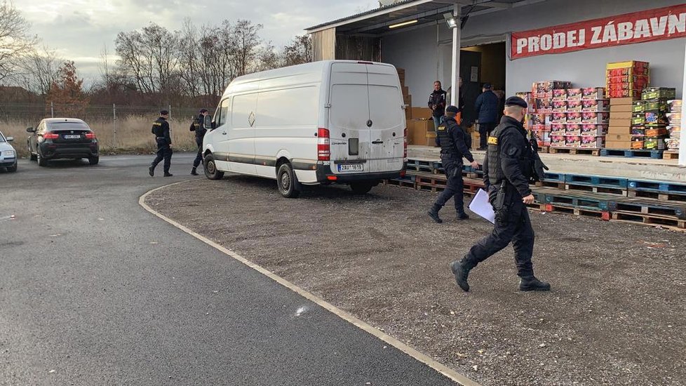 Policisté s celníky a inspekcí si došlápli na prodejce pyrotechniky.