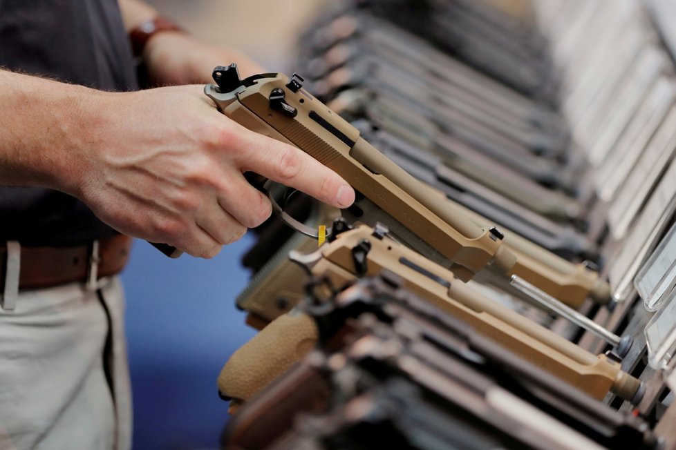 Rekordní prodeje pistolí: Ozbrojují se i Američané, které by to dřív nenapadlo.