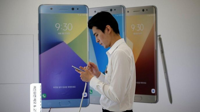 Prodejce s telefonem Samsung Galaxy Note 7