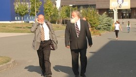 Proděkan právnické fakulty v Plzni Ivan Tomažič (vlevo) a proděkan Ivan Kindl.