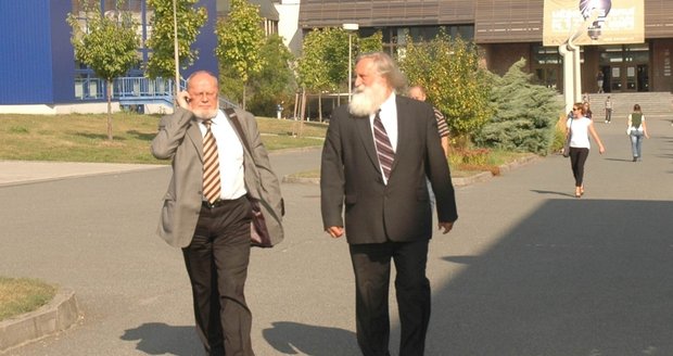 Proděkan právnické fakulty v Plzni Ivan Tomažič (vlevo) a proděkan Ivan Kindl.