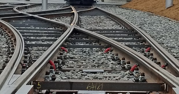 Tramvaje po ověřovacím režimu od prosince nově zastaví u univerzitního kampusu a Fakultní nemocnice Brno. Prodloužení trati stálo 1,4 miliardy, práce trvaly téměř tři roky.