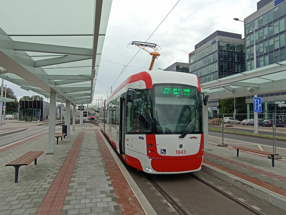 Tramvaje po ověřovacím režimu od prosince nově zastaví u univerzitního kampusu a Fakultní nemocnice Brno. Prodloužení trati stálo 1,4 miliardy, práce trvaly téměř tři roky.