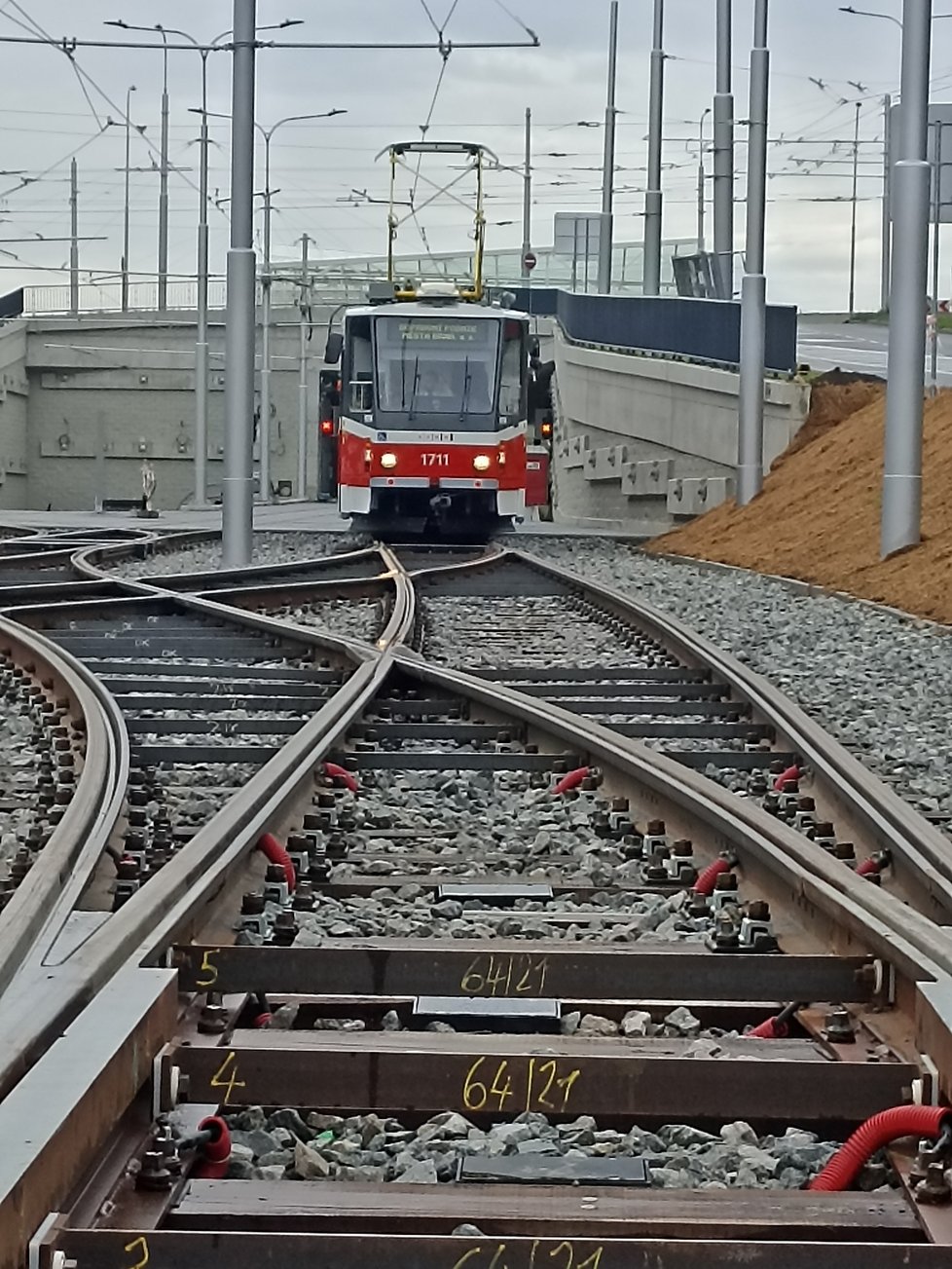 Tramvaje po ověřovacím režimu od prosince nově zastaví u univerzitního kampusu a Fakultní nemocnice Brno. Prodloužení trati stálo 1,4 miliardy, práce trvaly téměř tři roky.  