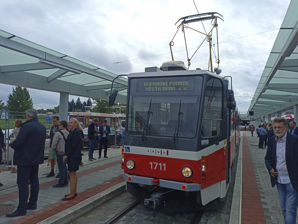 Tramvaje po ověřovacím režimu od prosince nově zastaví u univerzitního kampusu a Fakultní nemocnice Brno. Prodloužení trati stálo 1,4 miliardy, práce trvaly téměř tři roky.