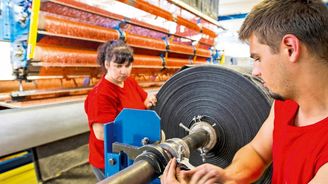 Textilka Juta miliardáře Hlavatého rekordně vydělává. Bojí se konce intervencí ČNB