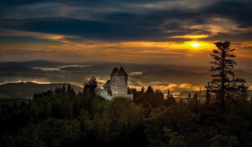 Hrad Kašperk při západu slunce