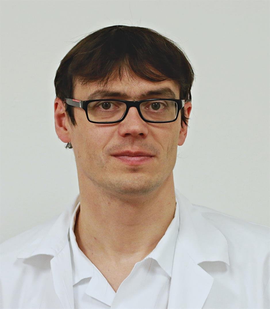 Přednosta Kliniky otorinolaryngologie a chirurgie hlavy a krku 1. LF UK a FN Motol prof. MUDr. Jan Plzák vysvětlil, jak koronavirus bere čich.