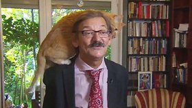 Polskému profesorovi vylezla na ramena kočka.
