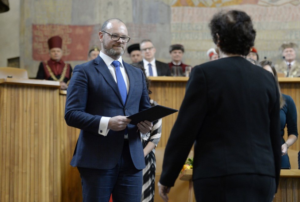 Ministr školství Plaga předal v Karolinu jmenovací dekrety novým profesorům.