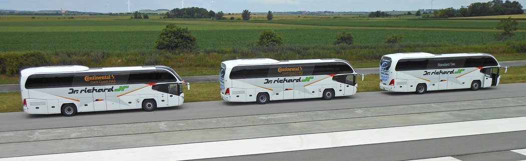 Tři dálkové autobusy stejného typu použití při demonstracích. V popředí dráha na testování brzdných vlastností.