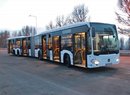 Mercedes-Capacity L: Nejdelší dvoučlánkový autobus jezdí i v Praze