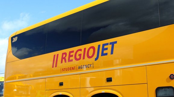 RegioJet na některých autobusových linkách nabídne samoobslužný palubní servis