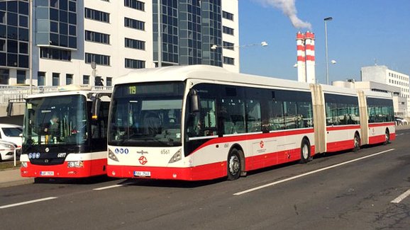 Van Hool AGG300 ve službách DPP je nejdelší autobus na českých silnicích