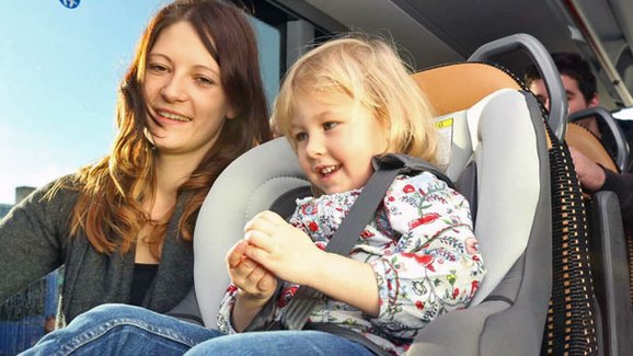 FlixBus ve svých autobusech nabízí zapůjčení dětských autosedaček