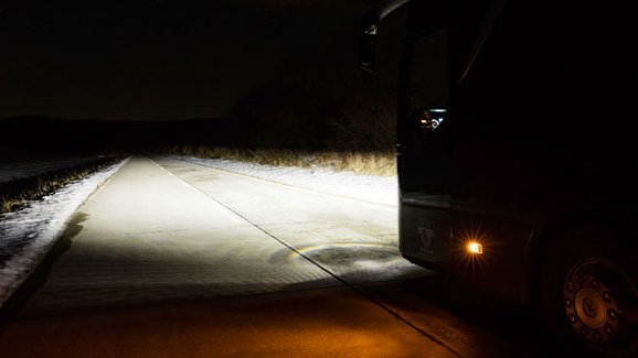 Mercedes-Benz a Setra u svých autobusů sází na LED světlomety