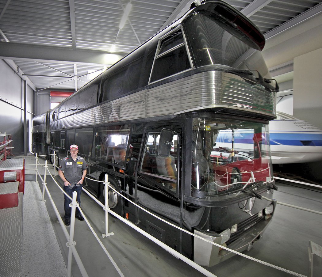 Neoplan vzpomíná na Kelly Family a připomíná jejich patrový kloubový Skyliner