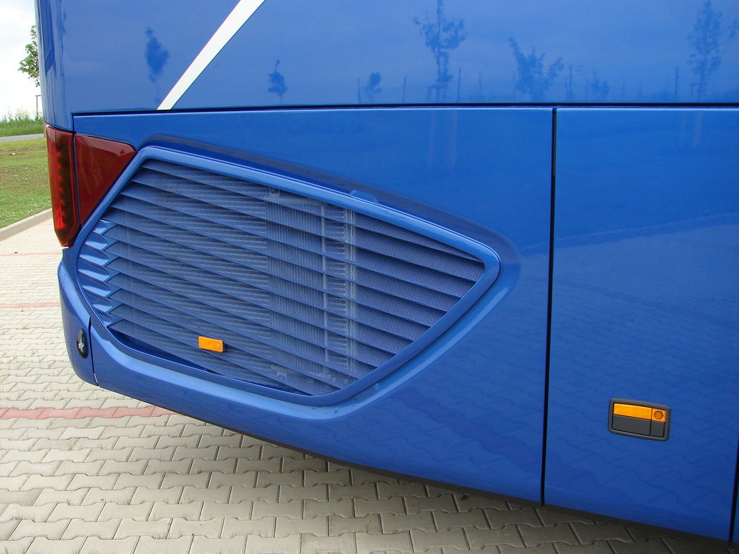 Motor Euro 6 potřebuje značné chlazení, proto má vzduchové otvory také na boku vozidla
