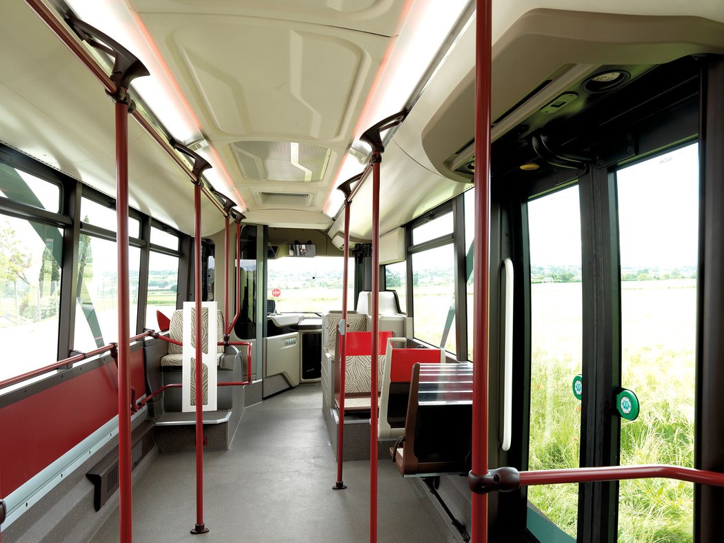 Městské vozidlo s maximální přepravní kapacitou 102 cestujících je koncipované pro počet sedadel 22 až 35