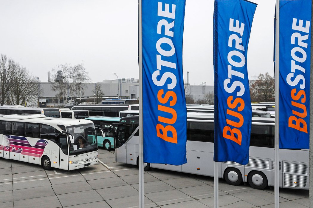 Nabídka použitých autobusů zahrnuje vozidla různých kategorií i značek. Jedno ze čtrnácti prodejních míst se nachází v Praze.