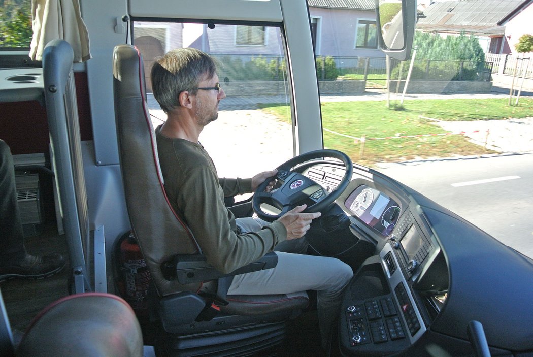 První jízdy s luxusním klubovým typem S 511 HD jsme uskutečnili téměř před rokem v Rakousku. Pětimetrový rozvor dodává autobusu mimořádnou obratnost.