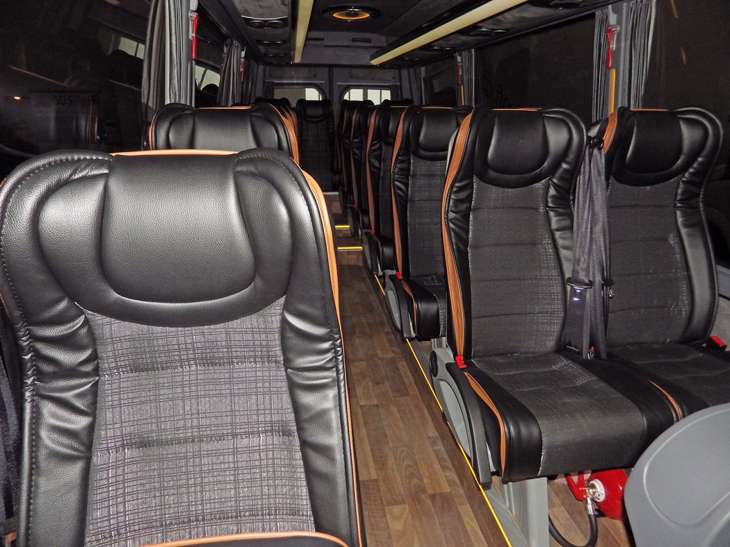 Polokožená sedadla mikrobusu nabízejí značný komfort
