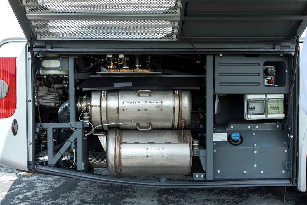 Systém úpravy výfukových plynů má nezvykle oddělené části SCR a filtr pevných částic