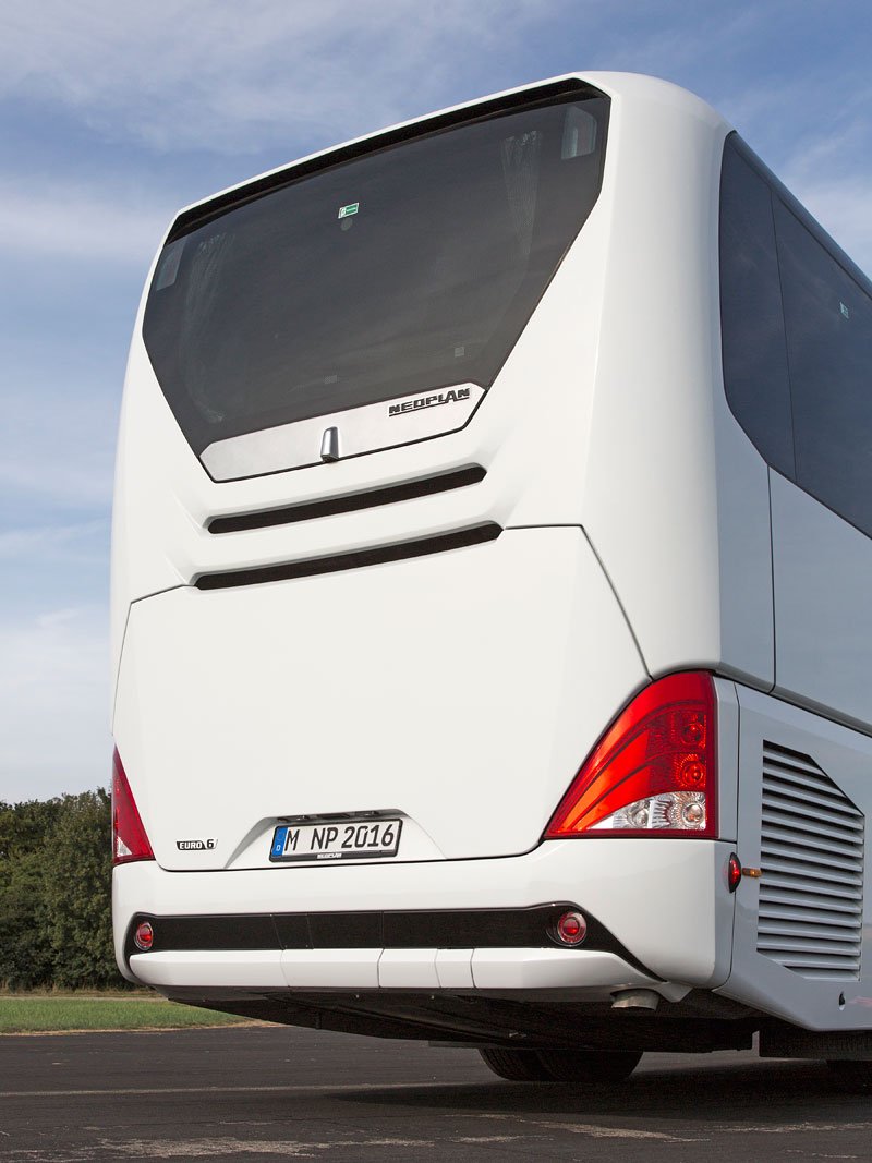 Pro Neoplan typické lichoběžníkové zadní sklo má nově i řada Tourliner