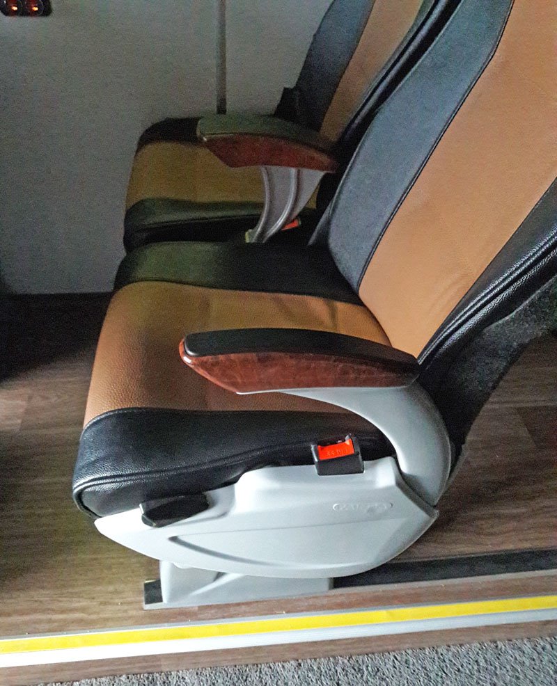 Loketní opěrky pohodlných sedadel lze sklopit. Mohly by být nepatrně delší.