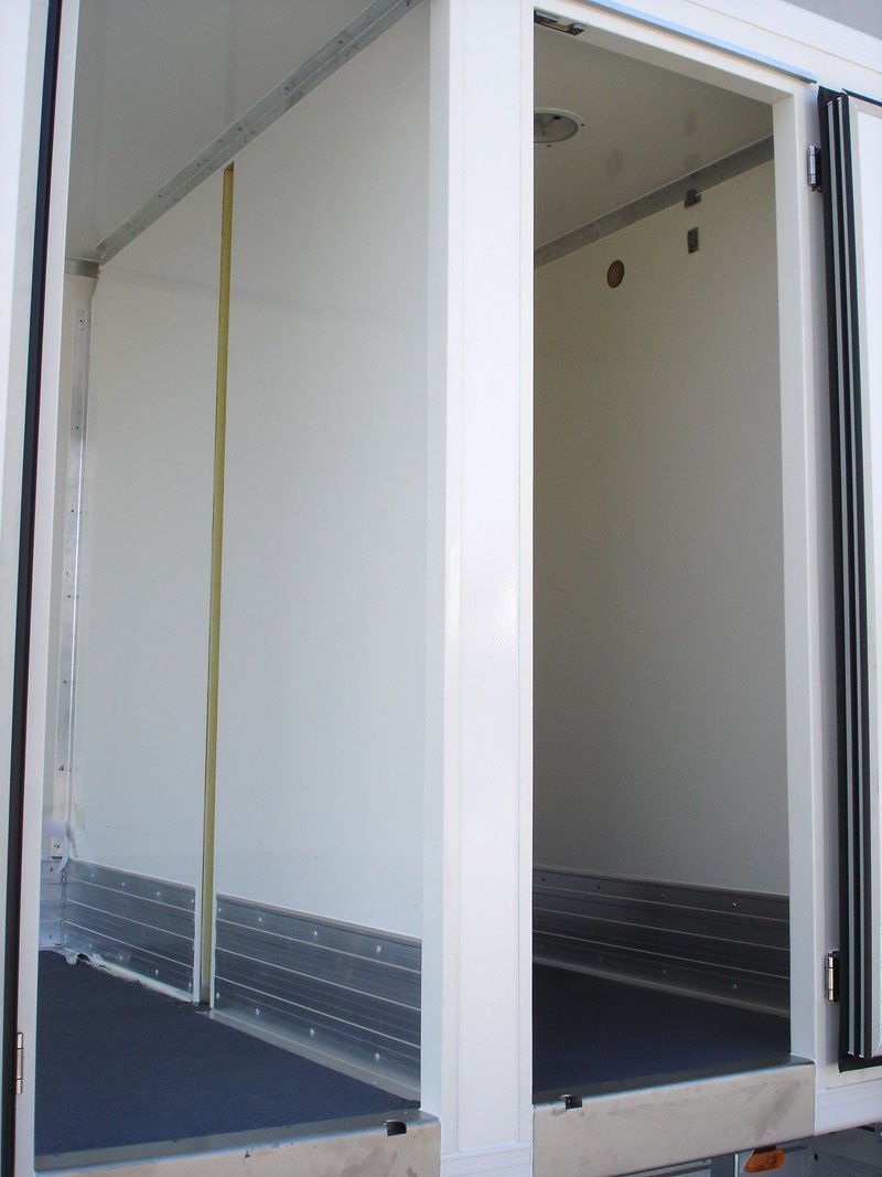 Pevná příčka uprostřed bočních dveří dovoluje z pravé strany nakládat do obou multiteplotních prostor, z nichž přední je mrazicí