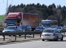 K zákazu jízdy kamionů v levém pruhu se vláda staví neutrálně