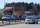 K zákazu jízdy kamionů v levém pruhu se vláda staví neutrálně
