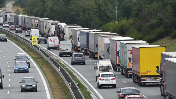 Země EU chtějí u nákladních aut v roce 2030 o 30 procent nižší emise
