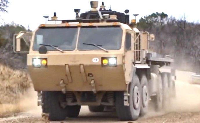 Nákladní vozidla americké armády umí jezdit bez řidiče (video)