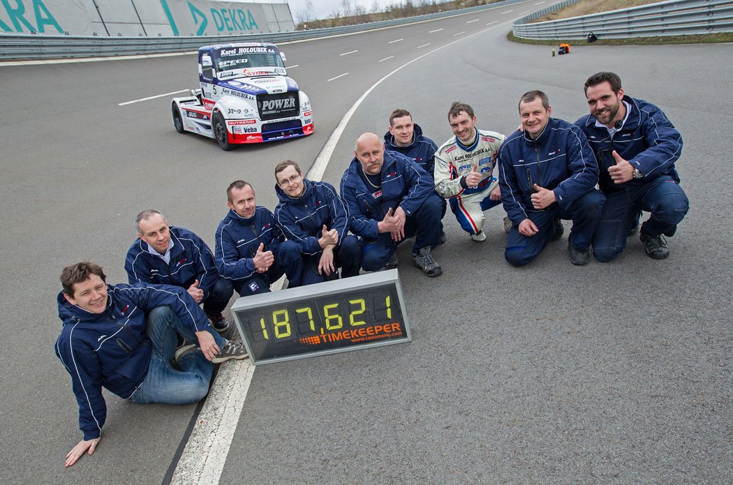 Závodní tým Buggyra má důvod k radosti. První zleva je konstruktér vozu Robin Dolejš, v kombinéze Vršecký, zcvela vpravo manažer Jan Kalivoda.